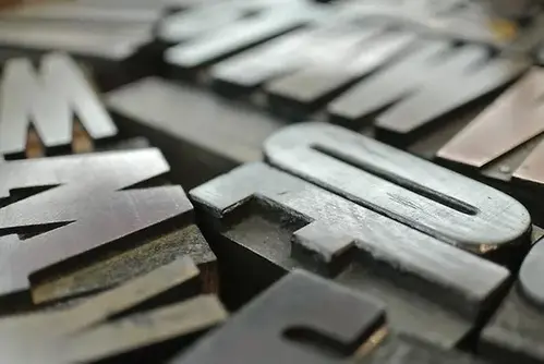 Olika bokstäver i metall ligger utspridda. 